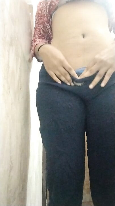 Yeni yenge ko davar n choda ..nahate hue choot m daali ungli