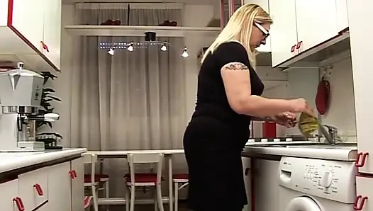Azgın orta yaşlı seksi kadın gözlüklü bebek vahşice kalın yarağı emiyor ve üstüne çıkıyor