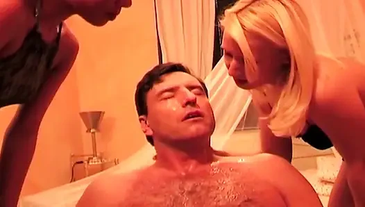 İki azgın orta yaşlı seksi kadın ıslak tükürük gözyaşları içinde yüzünü sırılsıklam yapıyor