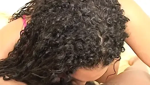 Büyük bristolslü dolgulu zenci piliç Cheyanne Foxxx sıcak ıslak ağzıyla büyük bir yarağa tapıyor