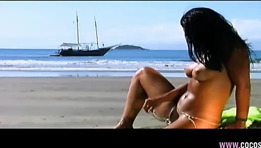 İri göğüslü esmer yağlanmış bebek cam dildoyla mastürbasyon yapıyor