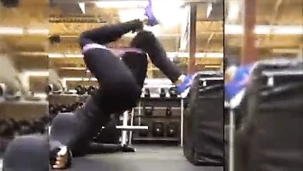 Büyük götlü kadın kılıklı kadın