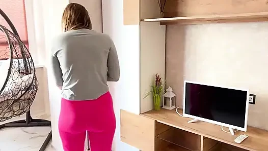 Pembe yoga pantolonlu üvey anne: tabu dizler ve zemin üzerinde sürtüyor