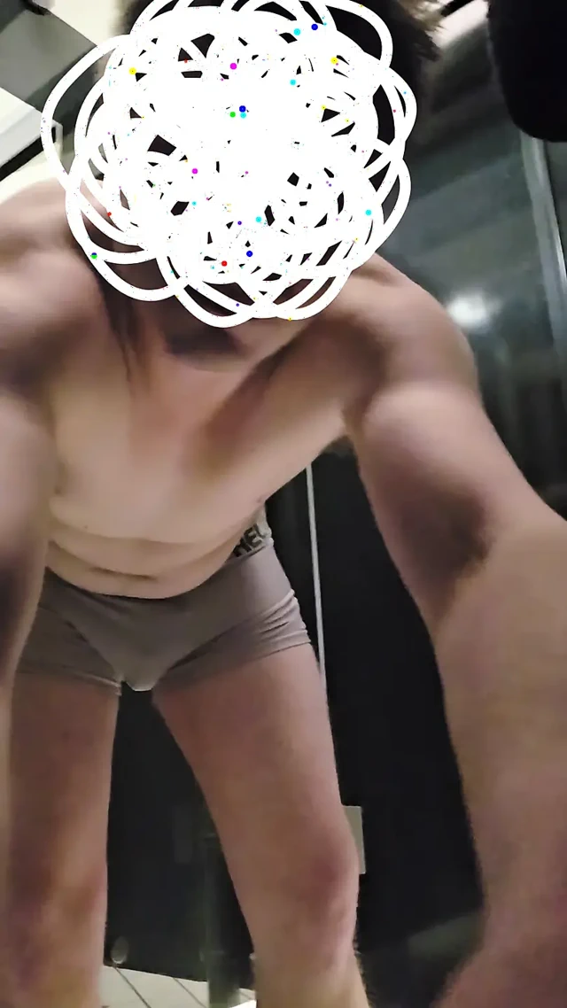 Hose down in the public changing room of the thermal baths