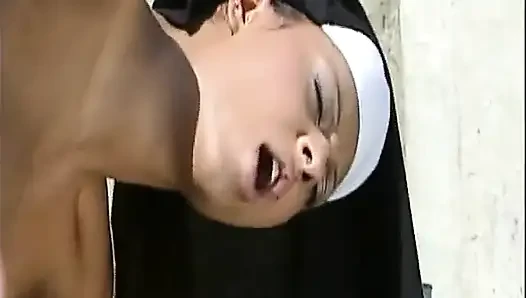 Doğal saçlı sarışın Alman ateşli anne sapık sahnesinde sikiliyor