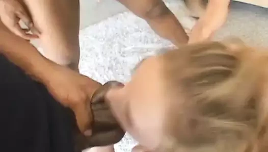 Sıcak minyon sarışın alır gangbanged ve iğne yapmak