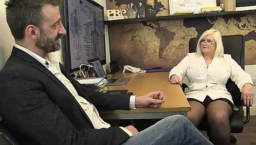 Başvuran tam bağlılığını gösteriyor ve tombul sekreteri sikiyor