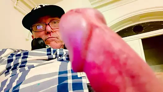 Baba tamamen ereksiyon olan penisini ortaya çıkarıyor