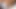 Beyaz yatakta çıplak hassas güzellik vücuduna dokunuyor