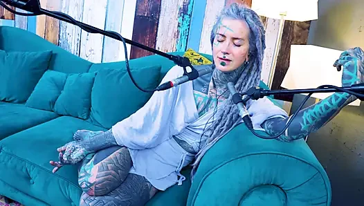 S hakkında konuşuyorum - utanç - asmr podcast sfw konuşuyor gotik sıska kız dreadlocks dövmeli model dövmeli kız