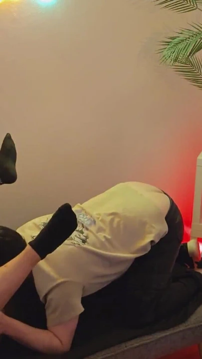 Heteroseksüel tombul inşaat işçisi bir adam tarafından ilk kez emiliyor ve götünü yalıyor | Klip 2