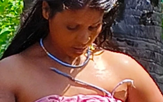 Hintli seksi sonakshi yenge açık havada çıplak banyo yapıyor