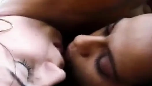 Ateşli tatlı kızlar ıslak amcıkları büyük bir direk tarafından sert sikilirken tadını çıkarıyor