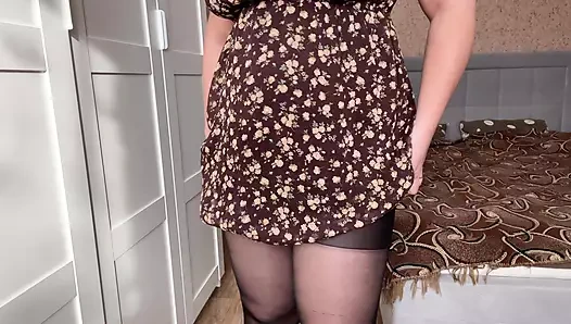 Seksi külotlu çorap güzellik pozlar ve orgazm için deliklerini okşar