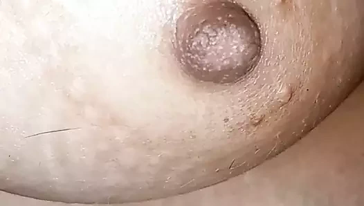 Karısının güzel göğüsleri