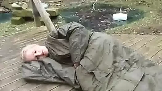 Askeri sadist ve baskın kız arkadaş masum sarışın kızı sıkıntıya çekiyor