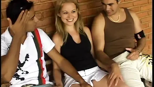 sarışın mamacita alır çift nüfuz ve kremalı üzerinde the veranda