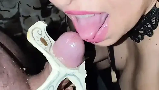 Aldatan evli kadın yeni kölenin yarağını emiyor! Emrimde ağzıma boşal!