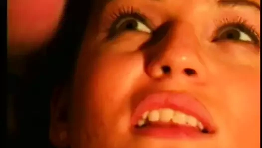 Güzel şımarık memeli seksi hatun yatakta adamın sert horoz sürmek