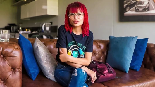 Minyon kızıl saçlı latin genç kız sahte iş görüşmesinde büyük yarakla esnetiliyor