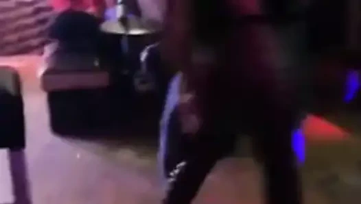 Bulgar fahişe striptiz yapıyor