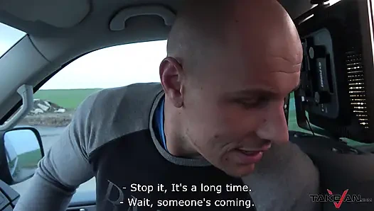 Kızıl saçlı fahişe sikicinin göğüslerine boşalmasını seviyor