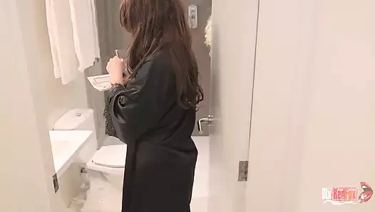 Üvey oğul güzel üvey annesini sikiyor ve yatakta götüne saplanıp içine boşalıyor