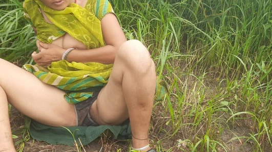 The mood of the sister-in-law who is walking in the open forest fields becomes to get rid of the sister-in-law sitting in the field and putting fingers in her ass pussyoutdoor