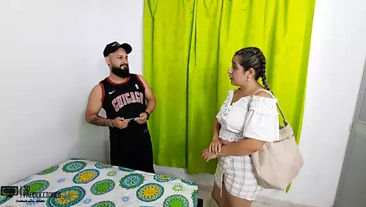 Üvey annemin fahişesi evimizi tamir etmesi için bir kadın tutuyor ve sonunda onu becermek zorunda kalıyorum.