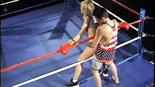 Kıvrımlı vücutlu şehvetli sarışın anal seks yapıyor