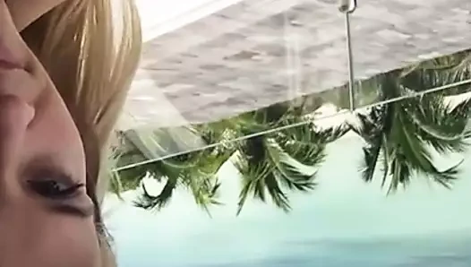 Reese, bikini üstüyle balkonda witherspoon