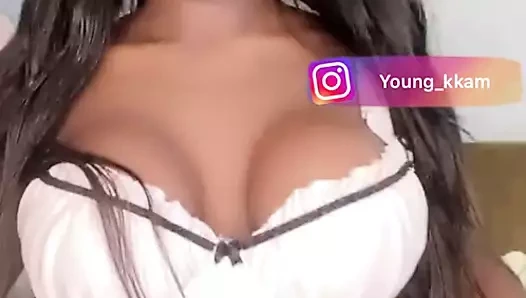 siyah kaltak üzerinde canlı