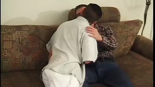 Eşcinsel damızlık gets onun göt delik çarptım sert üzerinde bir kanepe