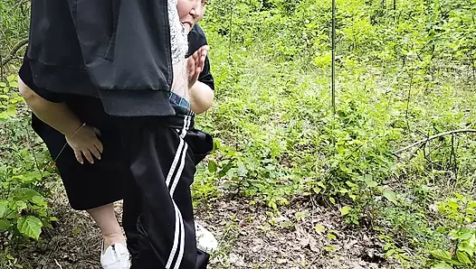 Komşu halka açık bir parkta sikimi emiyor ve ateşli döl yutuyor