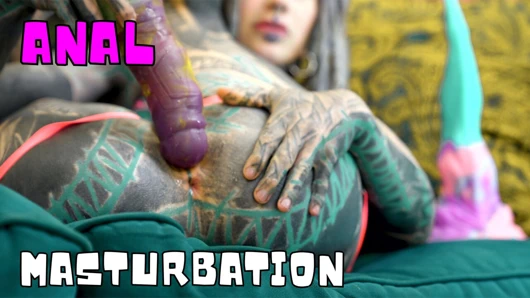 Dövmeli hatun iç çamaşırlı anal oyuncaklarla derin solo yapıyor