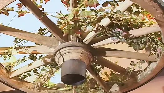 Sarışın Genç Kız Islak Amcığını Sert Parmaklıyor Ve Vahşi Bir Şekilde Yarak Emiyor