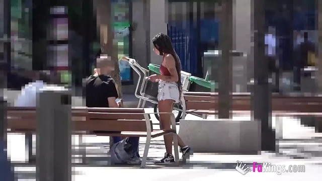 Utangaç kız, porno kraliçesi olmak için sokakta rastgele adamları baştan çıkarmalı!