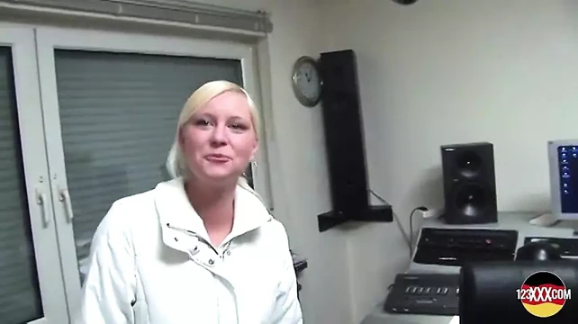 Harika vücutlu ince sarışın piliç sert sikişmeye hazır