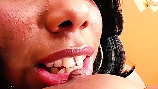 Candace göğüslere takıntılı erkekleri seviyor