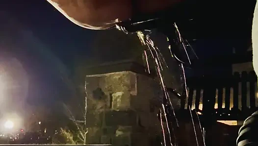 Kalabalık bir halka açık alanda işiyor