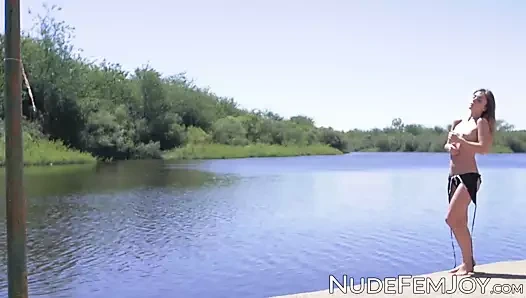 Kusursuz cadaloz onu şaşırtıcı kedi ve göğüsler kapalı gösterir