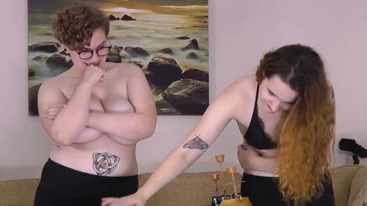 Striptiz yapan korsan penguenler ihtiyatlı oyun oyunu genişletiyor