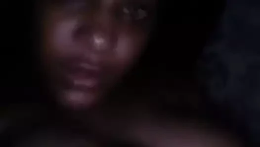 Siyah güzellik azgın ve kendisi ile oynuyor