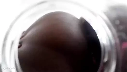 Bir kavanozda mahsur kaldı