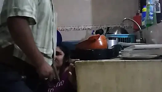 Mutfakta çalışanla sikişiyor ve emiyor