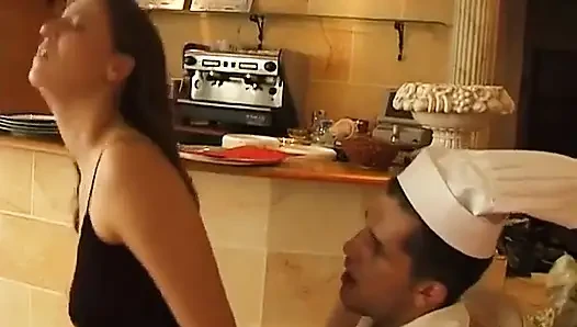 Açgözlü ağzı olan güzel bir esmer şefi sikiyor!