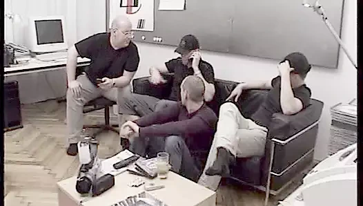 Teen bekommt Gangbang mit Kollegen