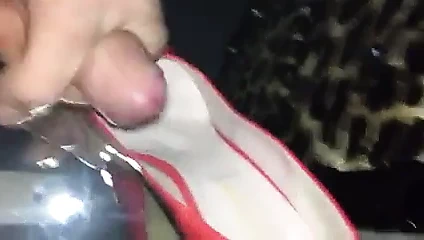 Adım annemin yüksek topuklarında cumshot