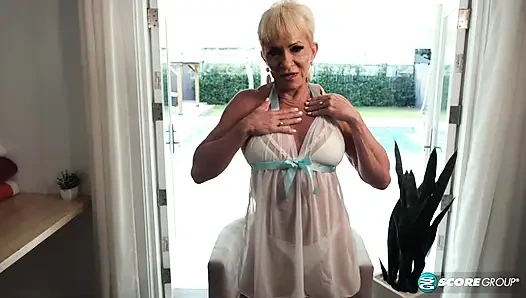 62 yaşındaki Jean Lo'nun çıplak göğüsleri ve parmaklanan amcık gösterisi