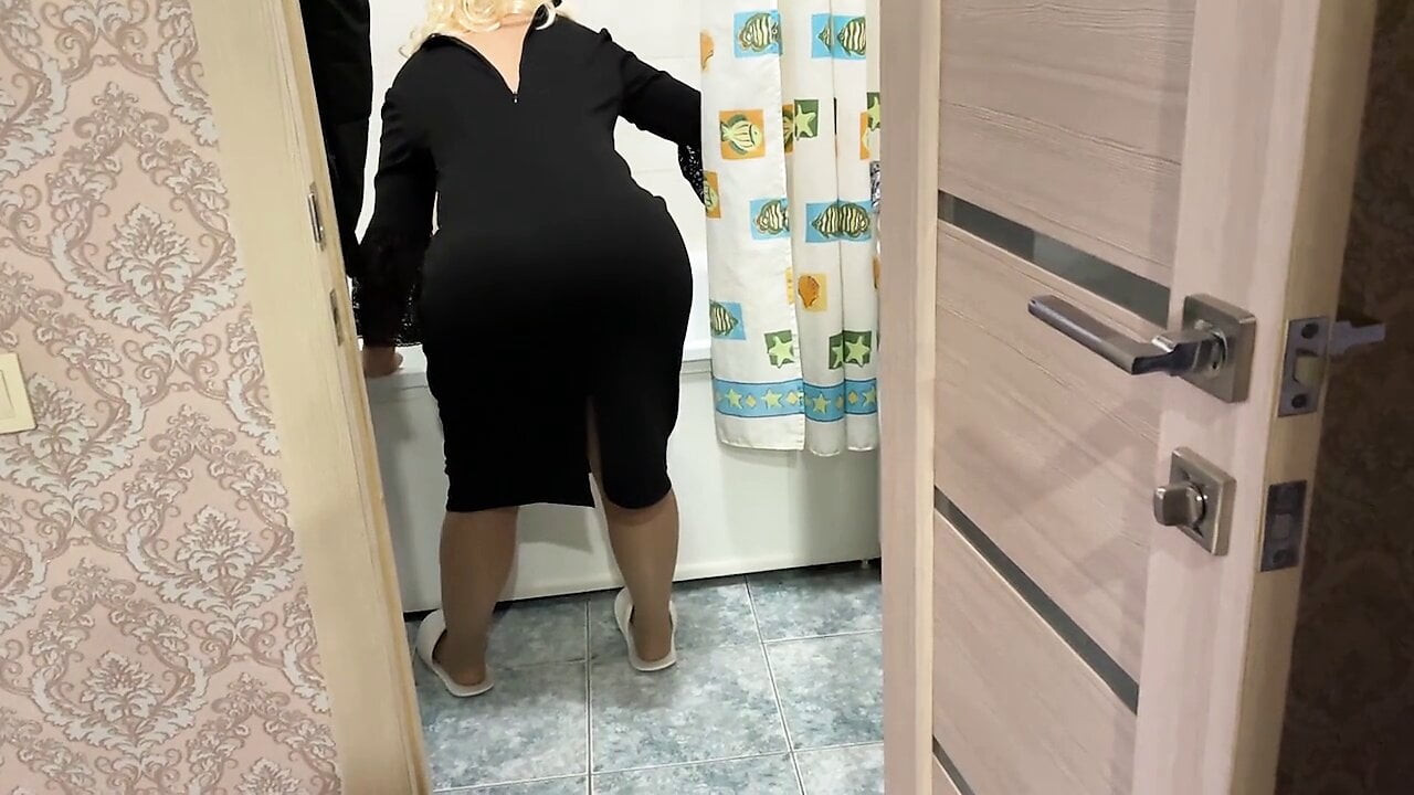 Olgun milf ile büyük göt ve büyük memeler verdi bir oral seks ve çerçeveli ona kıçını anal için